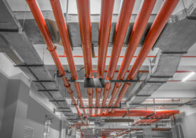 Jak wybrać dobrą firmę do sanitarnych instalacji w szpitalach