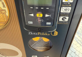 Sprzedaż pamiątek bez kolejnej kasy — jak urządzenia vendingowe wspierają obiekty turystyczne